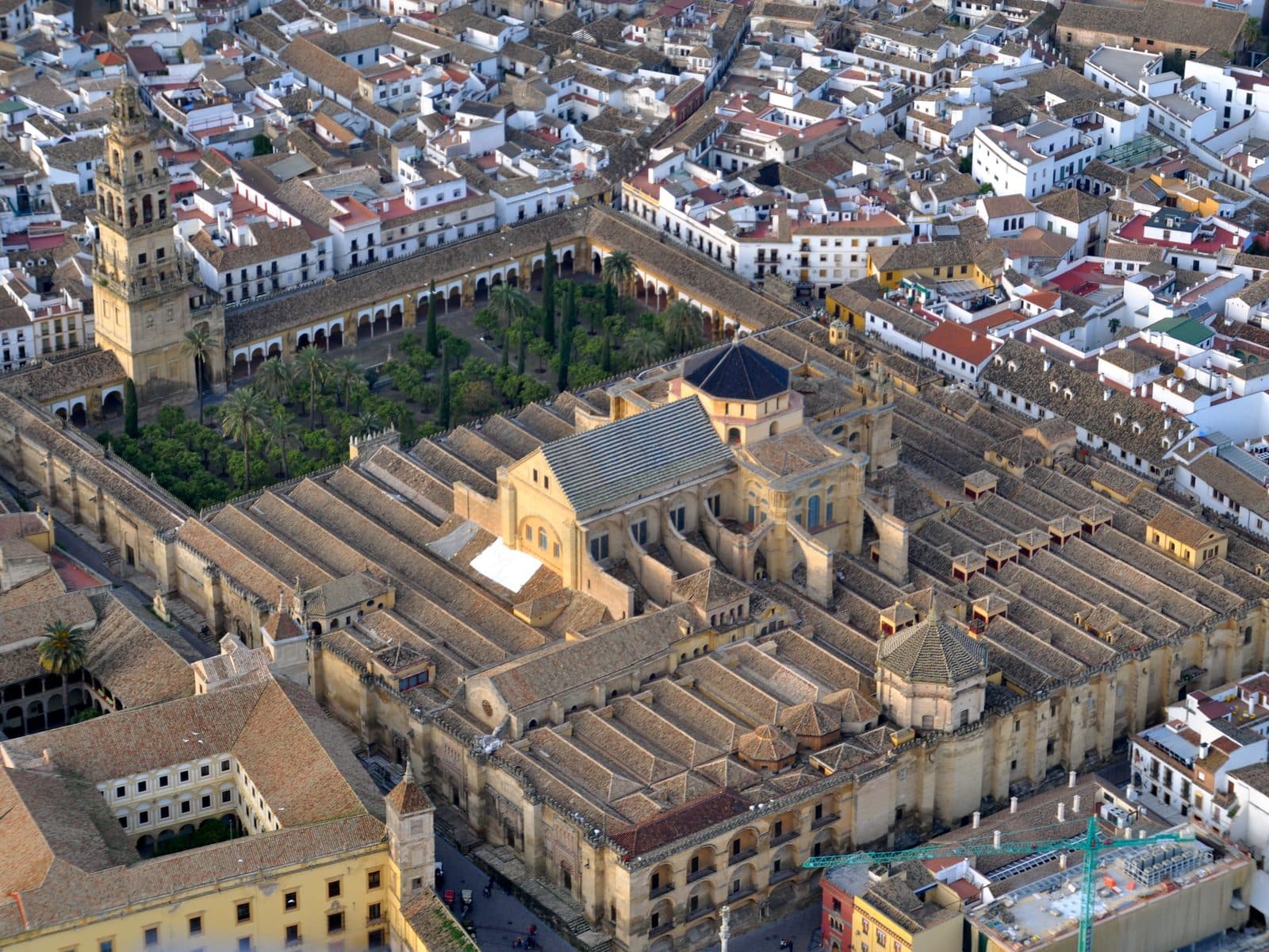 The arches of the Mezquita in Córdoba, a fixture of Odisea Tours cultural itineraries in Spain