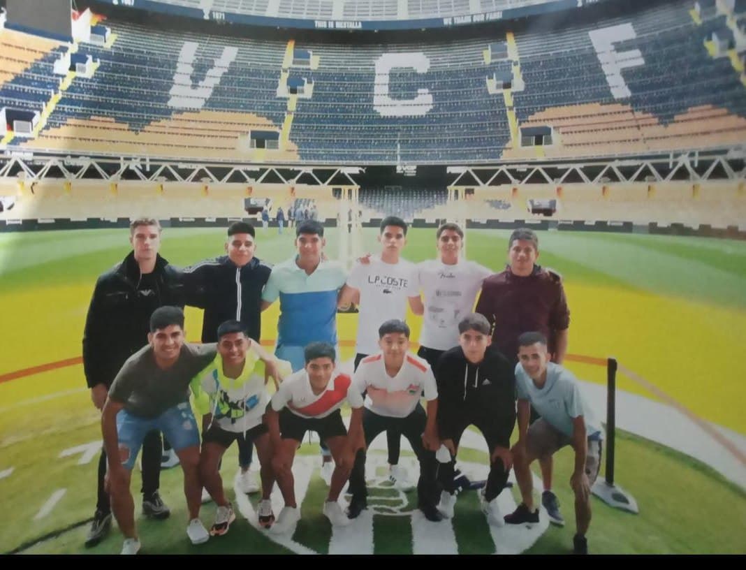 Jóvenes de Tucumán en el césped de Mestalla, estadio del Valencia CF, en la Gira Europea Valencia 2021